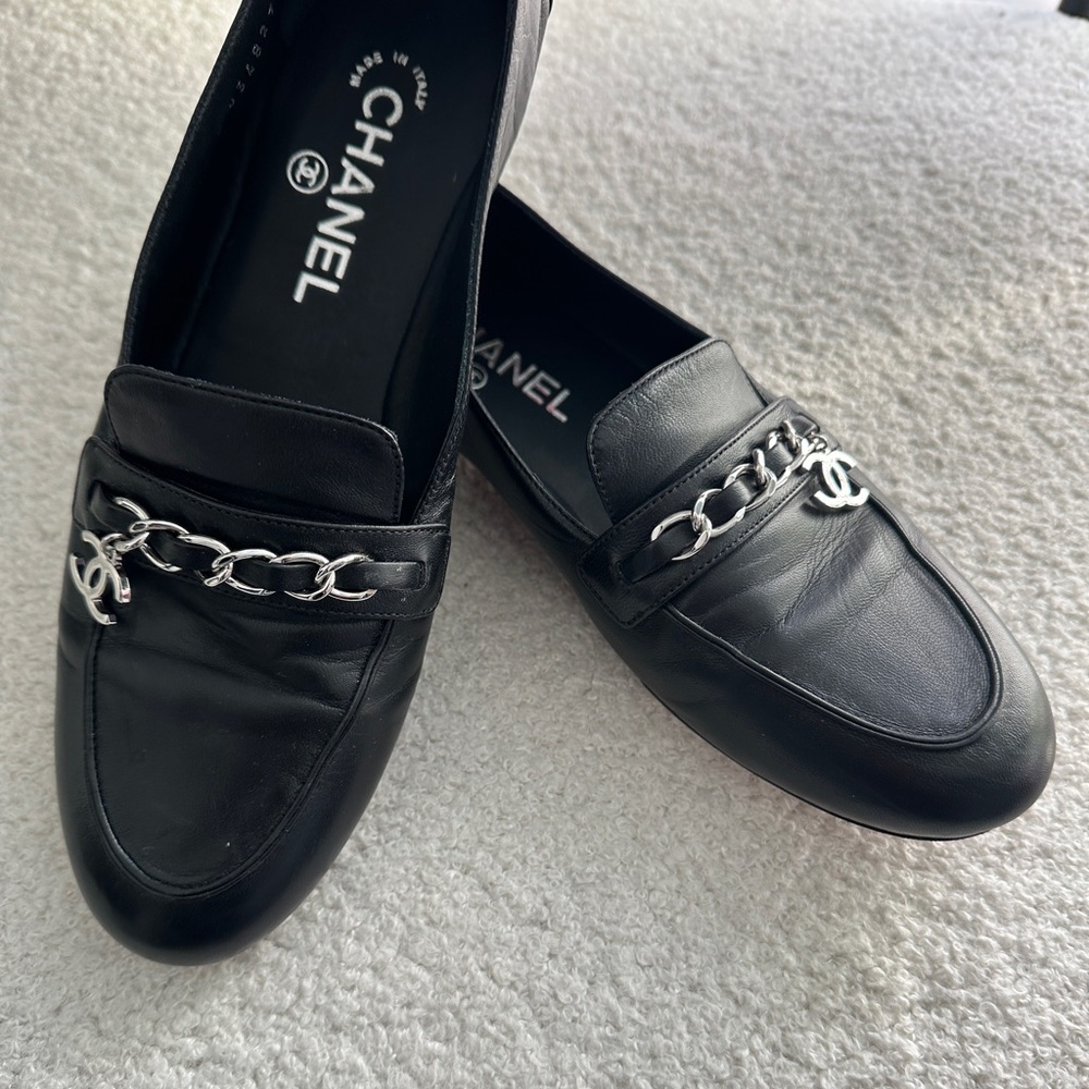 SOLD Chanel 2019 Moccasin Lambskin Flats/Loafers w/ Silver CC logo/ chain detail - Picture 6 of 13